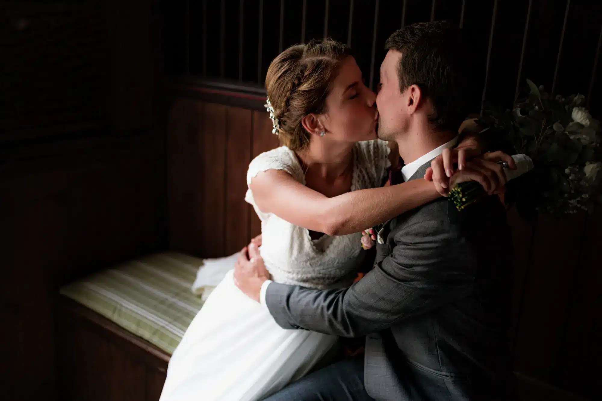 mariés s'embrassant devant le photographe